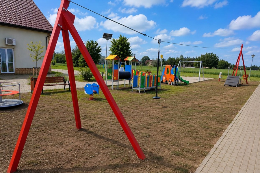 Nowy plac zabaw już ukończony. Osiem urządzeń rekreacyjnych